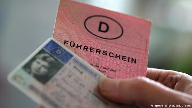 UE chce do 2033 r. ujednolić prawo jazdy. Dla milionów Niemców oznacza to wymianę dokumentów /Deutsche Welle
