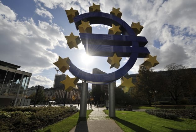 UE chce kontrolowac płacę minimalną /AFP