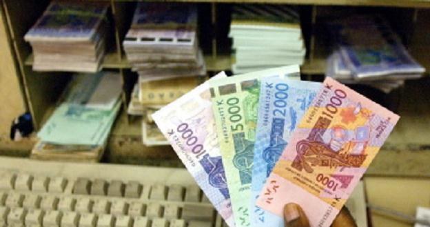 UE chce kontrolować środki płynące z obszarów dotkniętych konfliktami zbrojnymi /AFP