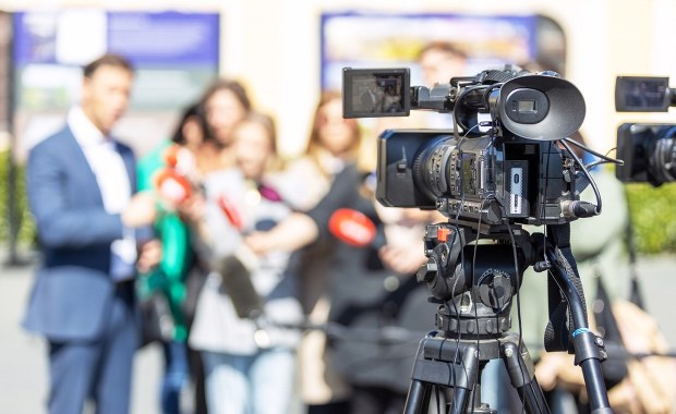 UE chce walczyć z dezinformacją w mediach publicznych. Węgry zapowiadają weto