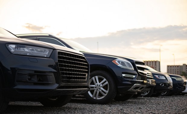 ​UE łagodzi zakaz aut spalinowych. "Będziemy dłużej jeździli starymi samochodami"