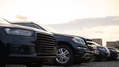 ​UE łagodzi zakaz aut spalinowych. "Będziemy dłużej jeździli starymi samochodami"