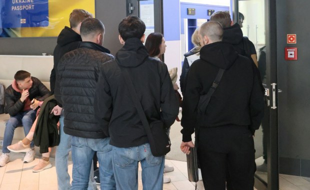 UE rozważa ograniczenia dla młodych Ukraińców w wieku poborowym