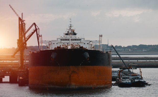 UE rozważa zamrożenie limitu cenowego na rosyjską ropę