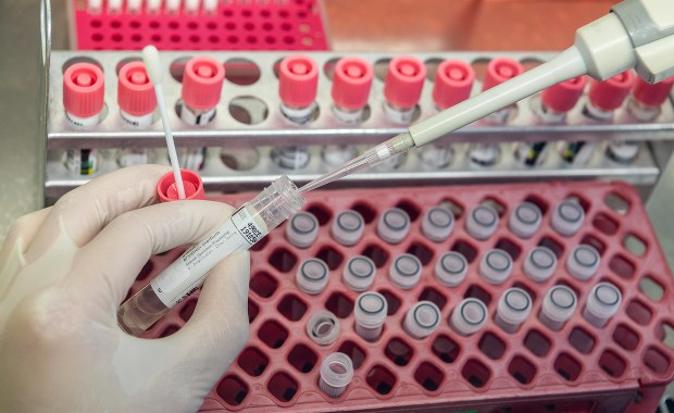 UE walczy z Trumpem o niemiecką firmę, która pracuje nad szczepionką na koronawirusa