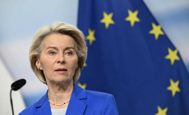 UE wstrzymuje zatwierdzenie wielkiej umowy handlowej z USA