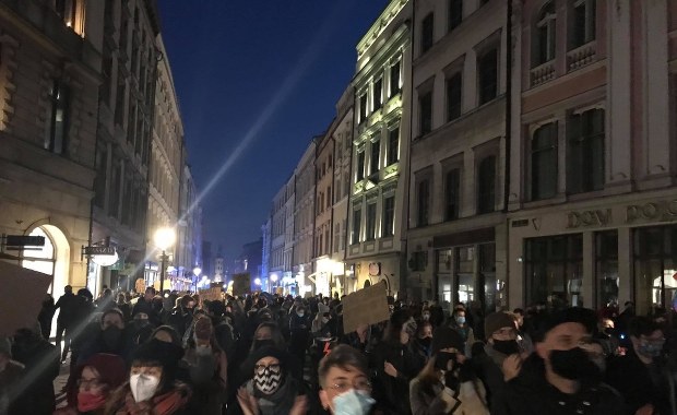 "Ufać kobietom" na transparentach. Polacy znów protestowali przeciw zaostrzaniu prawa aborcyjnego
