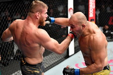 UFC 267. Jan Błachowicz przegrał z Gloverem Teixeirą. Brazylijczyk nowym mistrzem