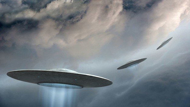 UFO jest wciąż tematem wzbudzającym wiele emocji /123RF/PICSEL