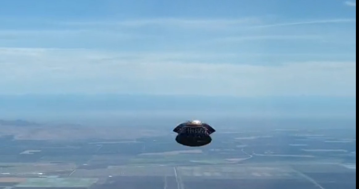 UFO miało nietypowy kształt  i wydawało się lecieć lotem poziomym, /Twitter
