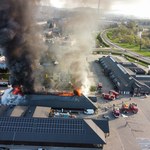 Ugaszono pożar sklepu w Gorlicach. Zawalił się dach budynku