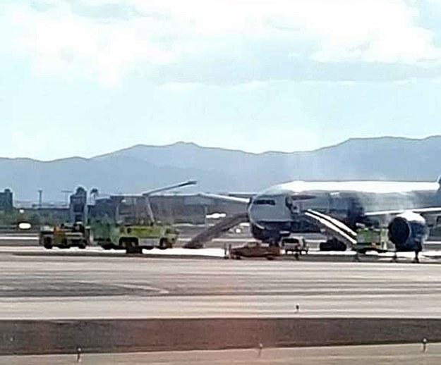 Ugaszony samolot na lotnisku w Las Vegas //BRADLEY HAMPTON via TWITTER /PAP/EPA