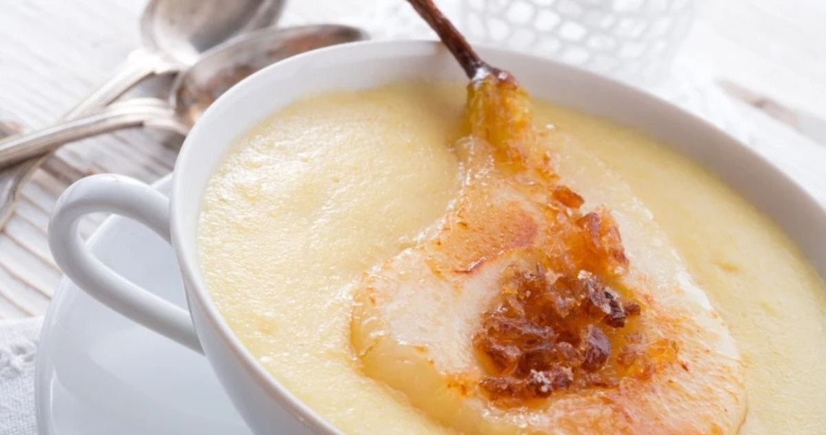 Ugotowana na gęsto na mleko kasza manna z odrobiną cukru i masła to pożywny posiłek dobrze znany z dzieciństwa /123RF/PICSEL