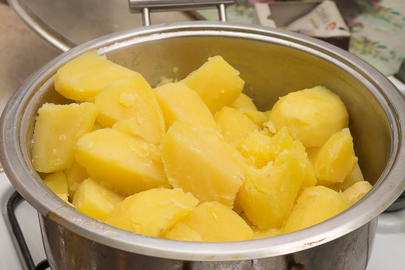 Ugotowane ziemniaki warto wystudzić w lodówce - organizm łatwiej je strawi /123RF/PICSEL