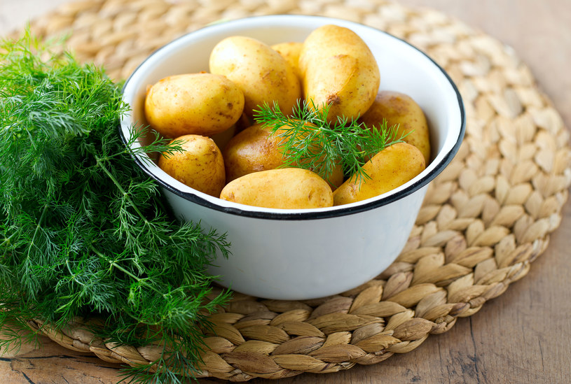 Ugotowane ziemniaki wymieszaj z żółtkiem i ciepłym mlekiem /123RF/PICSEL