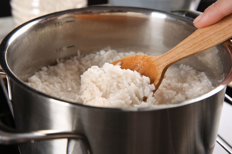 Ugotowany ryż należy spożyć od razu /123RF/PICSEL