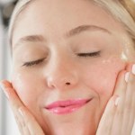 Ujarzmij cerę tłustą różową glinką i zachowaj komfort skóry