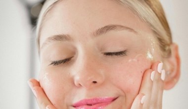 Ujarzmij cerę tłustą różową glinką i zachowaj komfort skóry