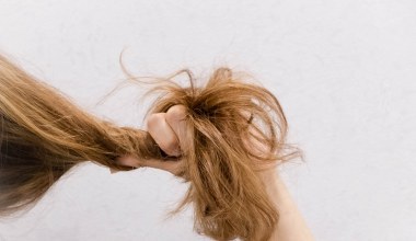 Ujarzmij elektryzujące się włosy domowym sprayem. Tania, szybka i skuteczna