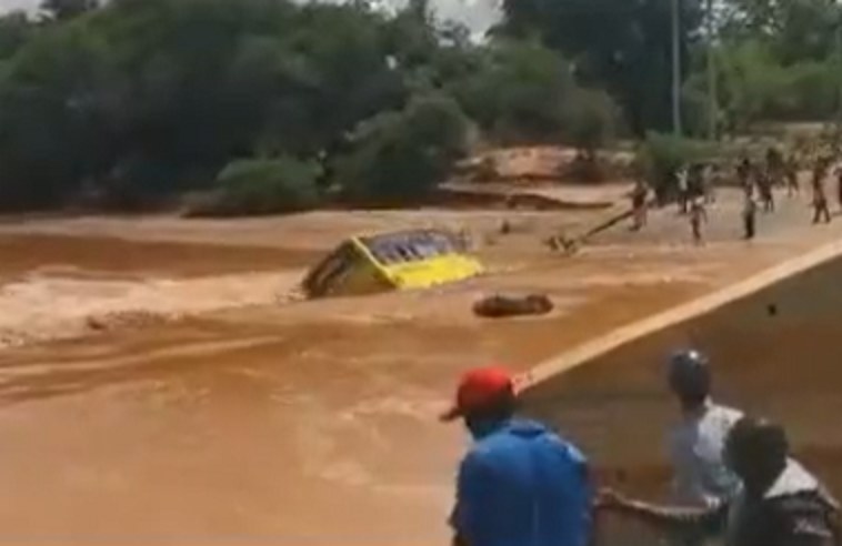 Ujęcie z filmu przedstawiającego zatonięcie autobusu /Citizen TV Kenya /Twitter