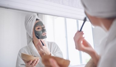 Ujędrnia, oczyszcza i detoksykuje. To najlepsza maseczka dla kobiet 50+ 