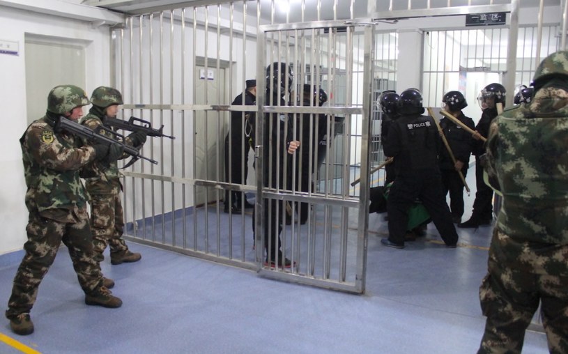 Ujgurzy są prześladowani w chińskich więzieniach i obozach reedukacji. Wynika tak z wykradzionych policyjnych dokumentów / Twitter/Adrian Zenz /materiały prasowe