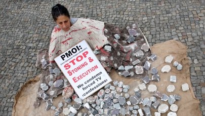 Ukamienowali kobietę za seks przedmałżeński