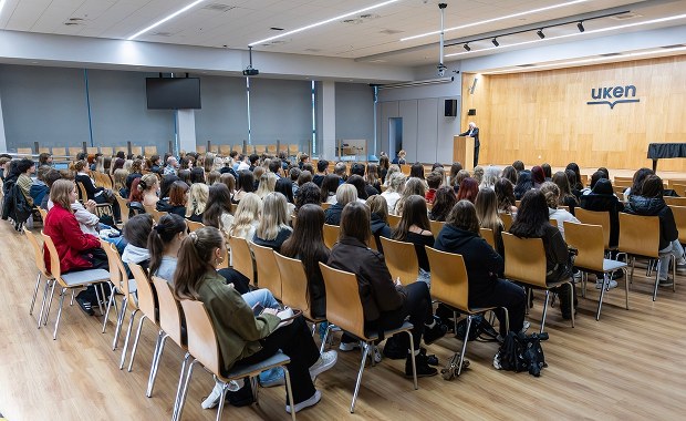 UKEN w Krakowie o zamkniętym kierunku: Nikt nie został na lodzie
