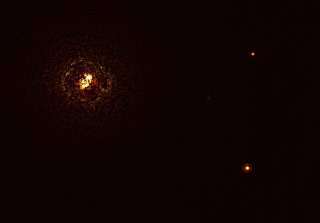Układ podwójny gwiazd b Centauri wraz z planetą b Centuari b (po prawej u dołu. Jasne i ciemne pierścienie wokół gwiazd i planety to artefakty optyczne. Jasny punkt po prawej u góry to gwiazda tła. /ESO/Janson et al. /Materiały prasowe