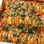 Ratatouille Układam warstwowo i polewam sosem. Zapiekanka ratatouille zachwyci każde podniebienie