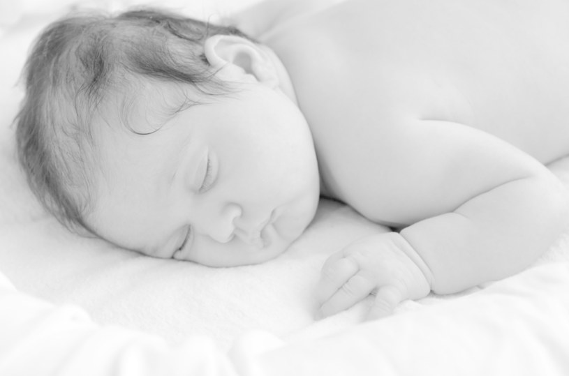 Układanie dziecka do snu na brzuszku stanowi jeden z czynników ryzyka wystąpienia SIDS /123RF/PICSEL