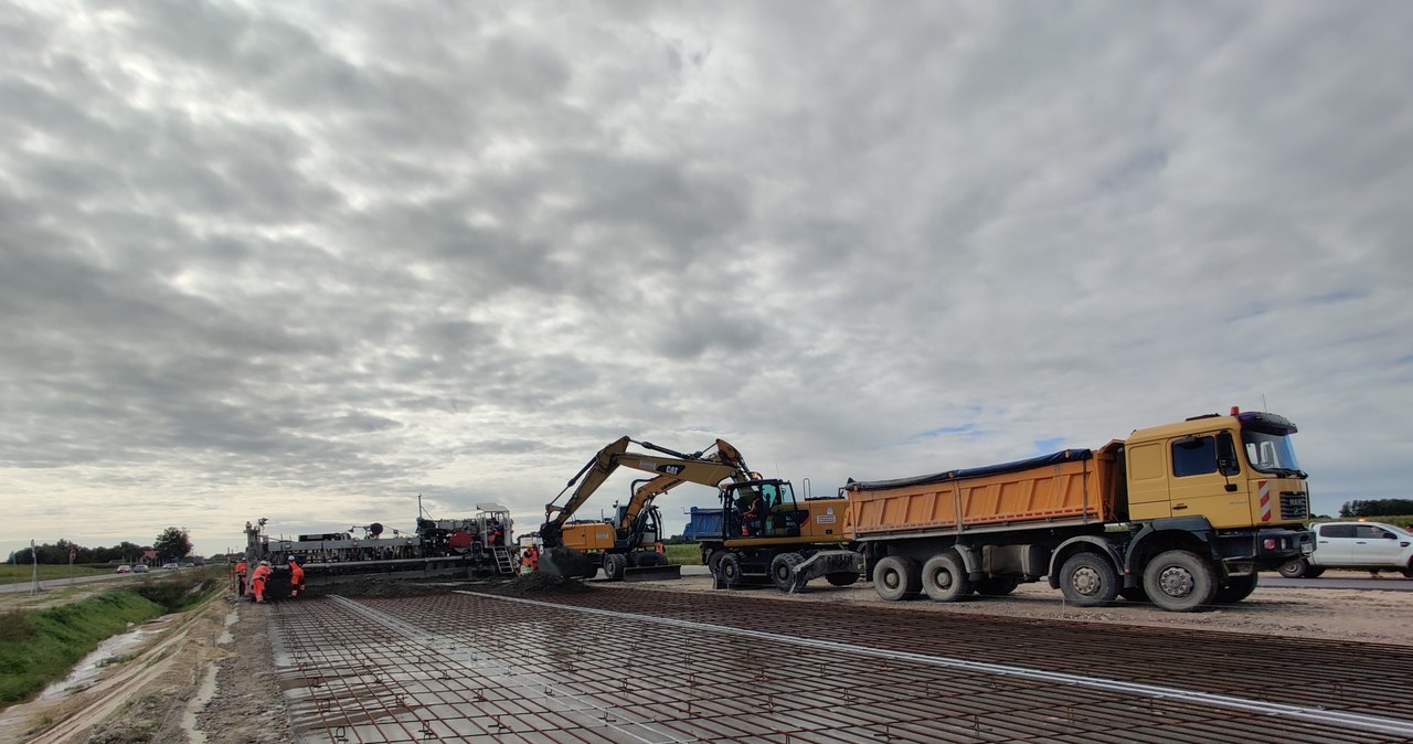 Układanie nawierzchni betonowej o zbrojeniu ciągłym /GDDKiA