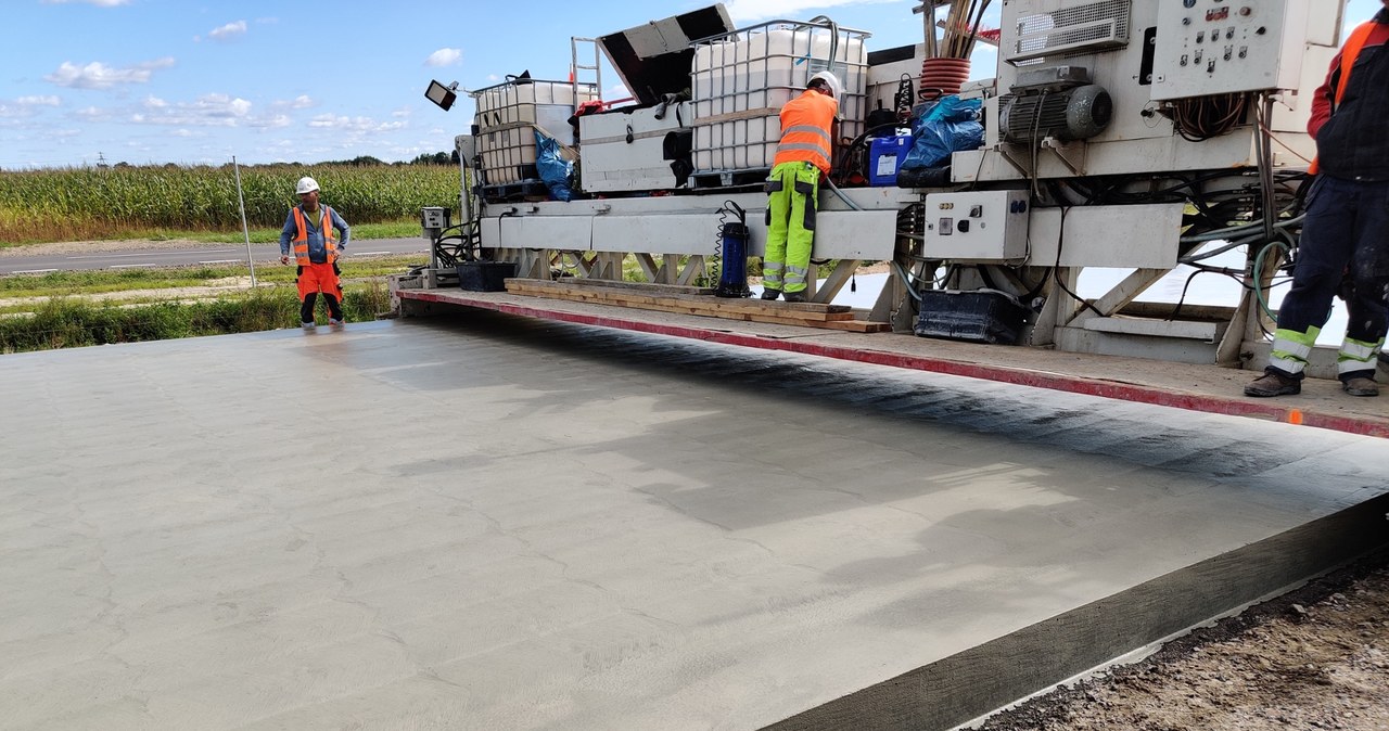 Układanie nawierzchni betonowej o zbrojeniu ciągłym /GDDKiA