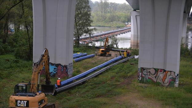 Układanie rurociągu zastępczego na moście pontonowym na Wiśle /Marcin Obara /PAP