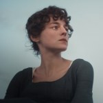 Emma Corrin Ukochana, ponadczasowa historia miłosna. "Każde pokolenie ma swoją wersję"