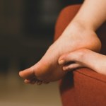 Ukoisz opuchnięte stopy domowym okładem z papki ziemniaczanej