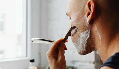 Ukoisz podrażnienia po goleniu twarzy domowymi kompresami. Ulga po 15 minutach