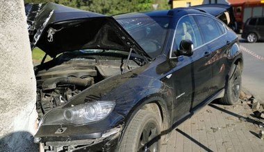 Ukradł BMW, rozbił je i uciekł. A potem sam zgłosił się na policję