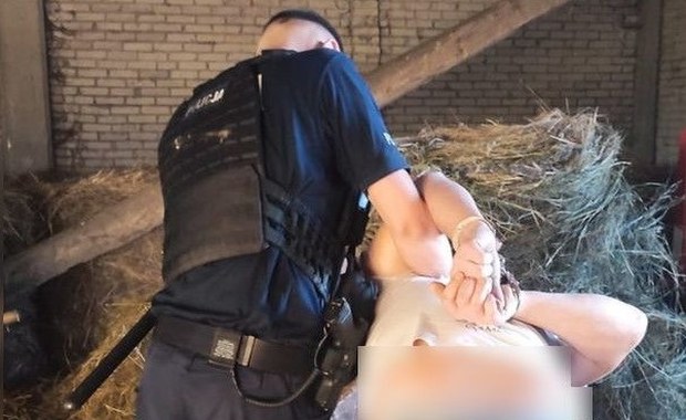 Ukradł dwa foteliki samochodowe i schował się w sianie