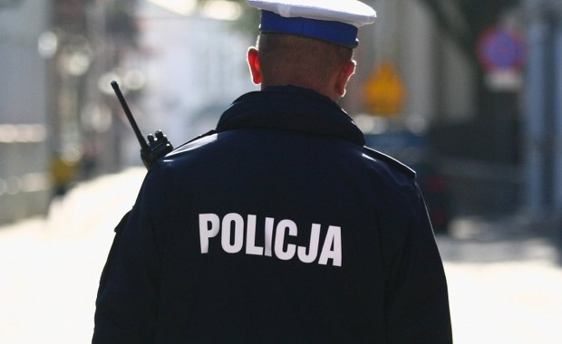 Ukradł luksusowe auto, w czasie ucieczki chciał rozjechać policjanta. Trwa pościg