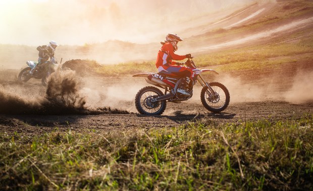 Ukradł motocykl crossowy. Chwilę potem ugrzązł w polu