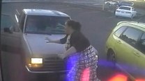 Ukradła auto razem z małymi dziećmi! Jest nagranie z monitoringu!
