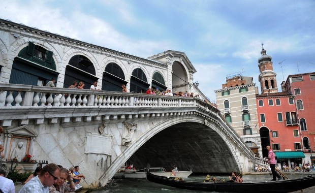 Ukradła łódź w Wenecji i rozbiła ją o marmurową balustradę