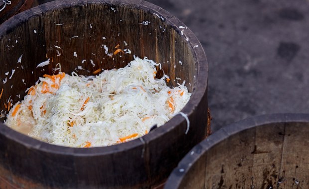 Ukradli beczki z kiszoną kapustą i toczyli je przez miasto