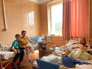 Ukraina: Atak rakietowy na dworzec. Matka straciła nogę, a jej córka obie