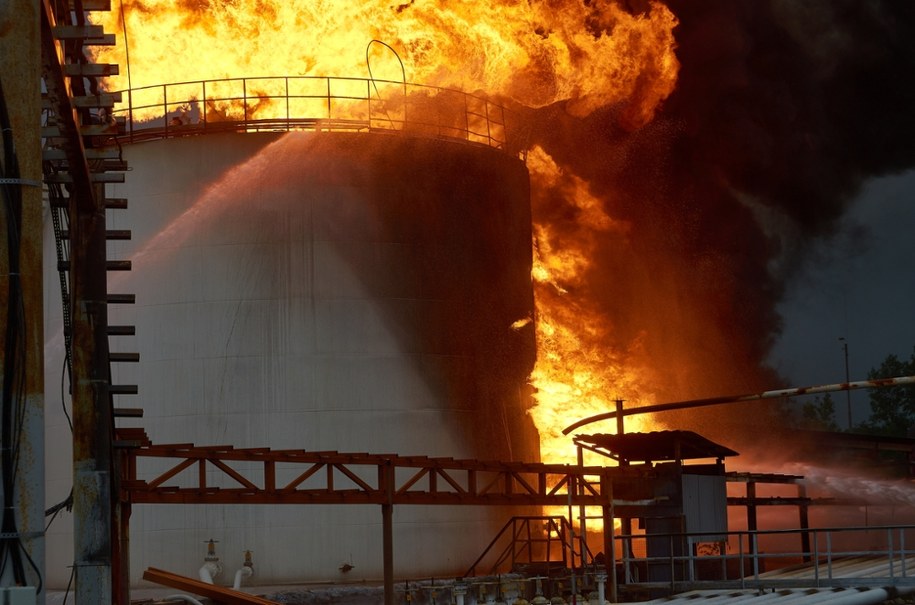 Celny atak w ważną, rosyjską bazę paliw. Olbrzymie płomienie na nagraniu