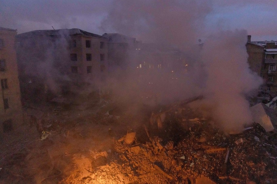 Ukraina, Charków. Zdjęcie z 02.01.2026. Służby ratunkowe gaszą pożar po rosyjskim ataku rakietowym. /Yevhen Titov /PAP