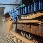 Ukraina chce transportować zboże przez Polskę. Magyar o prośbie Zełenskiego