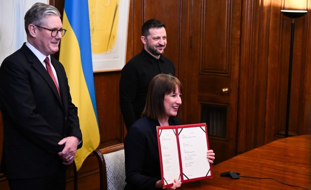 Ukraina dostanie prawie 3 mld euro pożyczki. Zełenski podpisał umowę ze Starmerem