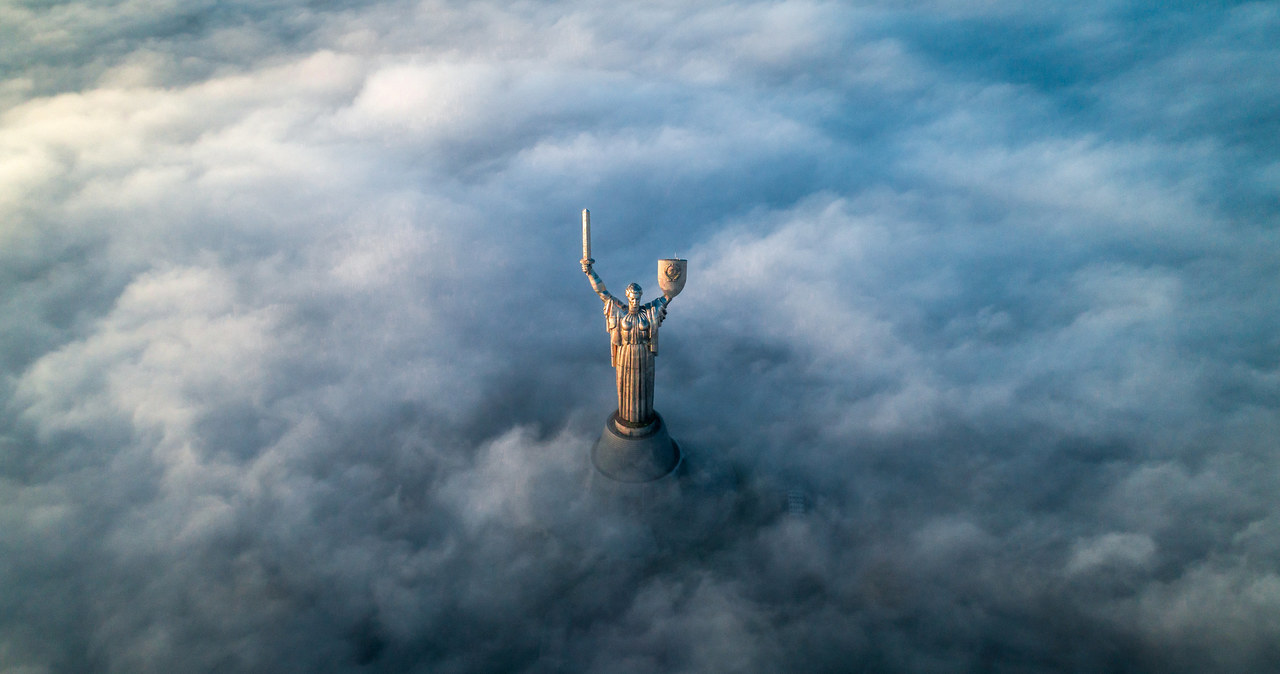 Ukraina ma plan powojennej odbudowy. Na zdj. Kijów, monument Matki Ojczyzny we mgle /123RF/PICSEL